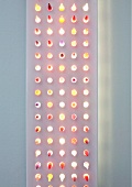 Modernes, flächiges Leuchtobjekt mit Lichtpunkten