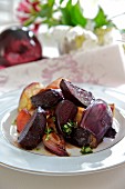 Oven-roasted beetroot with onions