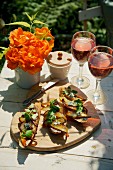 Crostini with pears and blue cheese, with rosé wine