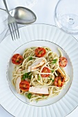 Spaghetti with chicken, pesto and cherry tomatoes