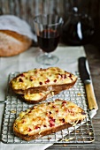 Überbackene Röstbrotscheiben mit Schinken und Raclettekäse