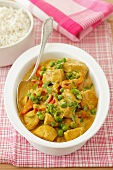 Chicken curry with peas and peppers with a side of rice