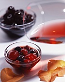In Alkohol eingelegte Früchte und Rotweinglas