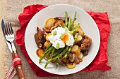 Tiroler Gröstl mit Kartoffeln, Schweinefleisch, grünen Bohnen und pochiertem Ei