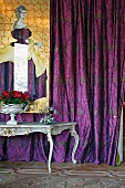 Rokoko Tisch vor violett gemustertem Vorhang und Illustration einer Frau in gleichfarbigem Gewand