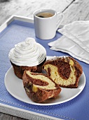 Marmor-Cupcake mit Buttercreme und eine Tasse Kaffee auf Ledertablett