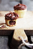 Gefüllter Cupcake mit Schokoladen-Frosting