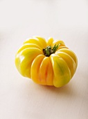 A yellow tomato of the variety 'Accordion'