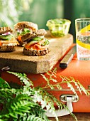 Canapés mit Räucherlachs und Pickles