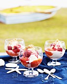 Pfirsich Melba mit Himbeeren und Sahne