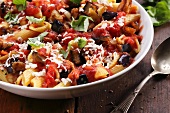 Penne with tomatoes, aubergines, basil and cheese