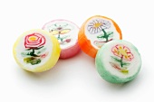 Vier Zuckerbonbons mit Blumenmuster