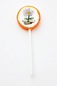 A lollipop decorated with a flower design