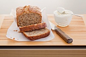 Frisch gebackenes Bananenbrot, angeschnitten