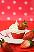 Cupcake mit Vanillecreme und frischen Erdbeeren