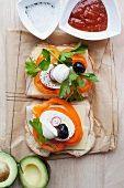 Sandwich mit Paprika, Ei, Mozzarella und Radieschen