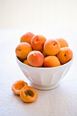 Aprikosen in einer weissen Schale