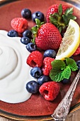 Griechischer Joghurt mit frischen Beeren, Zitrone und Minze
