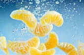 Mandarinenspalten fallen ins Wasser