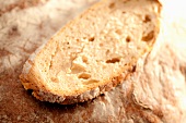 Brotscheibe auf Brot (Nahaufnahme)