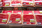 Abgepacktes rohes Rindfleisch vom Wagyu-Rind in Supermarkt (Japan)