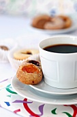 Eine Tasse Kaffee mit Keksen