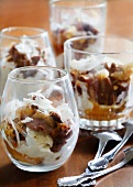Eisdessert mit Vanille- & Schokoladeneis, Karamellsauce & Kokosraspeln