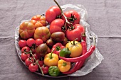 Verschiedene Tomaten und Chilischoten