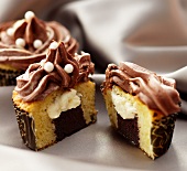 Cupcakes mit Schokoladencreme und zweierlei Füllung