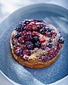 Brioche with berries and icing sugar