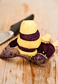 Gelbe und violette Kartoffelscheiben, gestapelt