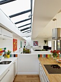 Designer Küche mit bunten Wandfliesen unter Oberlicht in Decke in modernem, offenem Wohnraum
