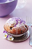 Muffing with icing sugar and purple violet sugar
