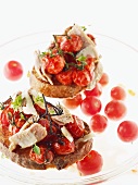 Bruschette pomodoro e tonno (tomato and tuna on toasted slices of bread)