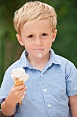 Kind isst eine Eistüte
