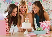 Drei Teenager bei einer Geburtstagsparty