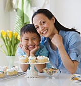 Mutter und Sohn mit Cupcakes