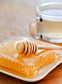 Honigwabe mit Honiglöffel
