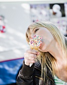 Junge Frau isst Eis