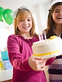 Zwei Mädchen feiern Geburtstag