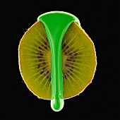 Kiwi mit tropfender grüner Farbe
