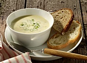 Kartoffel-Lauch-Suppe mit Brotscheiben