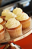 Cupcakes mit Buttercreme auf einem Kuchenständer