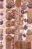 Verschiedene Schokopralinen, Schokoladengebäck und Schokoladenrolle