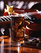 Cola mit braunem Rum und Eiswürfel
