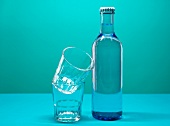Wassergläser mit Wasserflasche