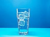 Mineralwasserglas mit Eis
