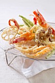 Tempura von Gemüse und Garnelen