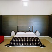 Schlafzimmer in japanischer Schlichtheit mit glatter Wandvertäfelung und Reispapierlampen