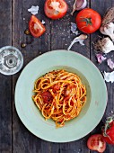 Linguine with tomato and garlic sauce